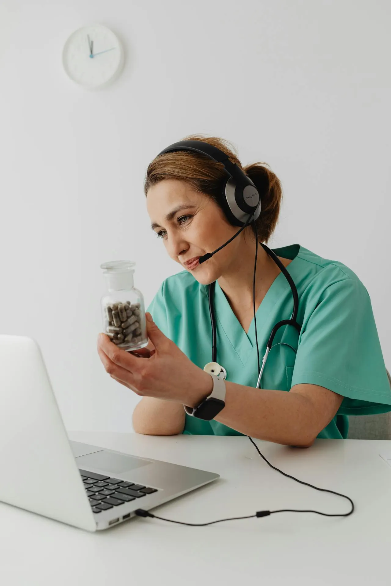 Especialista compartiendo recomendaciones de salud visual